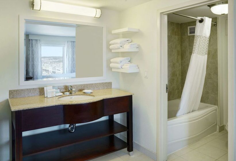 Отель Hampton Inn & Suites Saint John