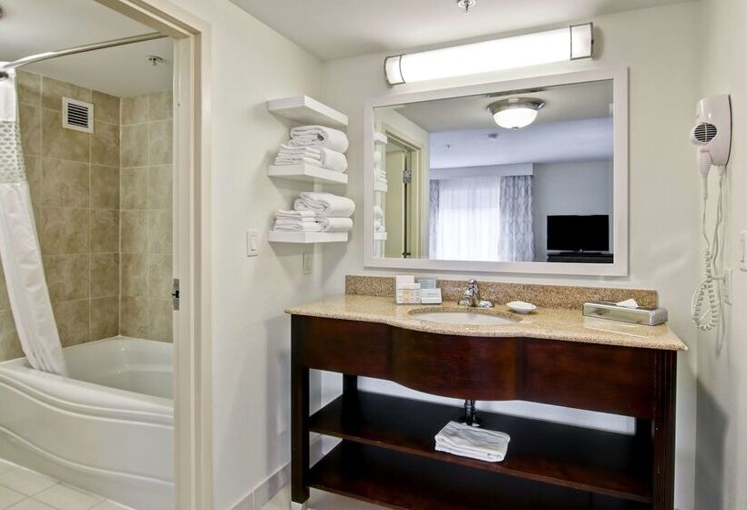 Отель Hampton Inn & Suites Saint John