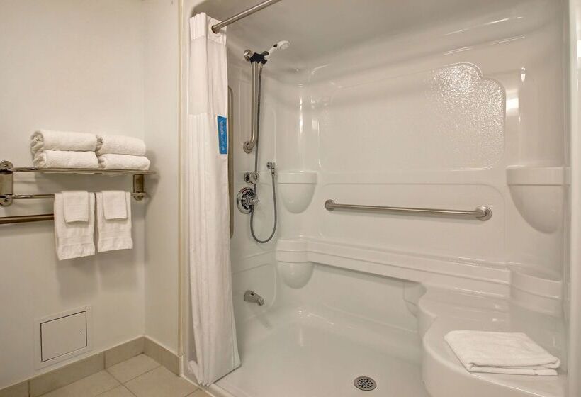 Отель Hampton Inn & Suites Saint John