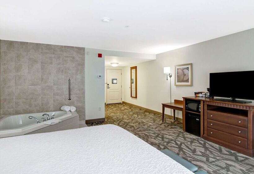 Отель Hampton Inn & Suites Saint John