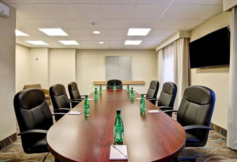 Отель Hampton Inn & Suites Saint John