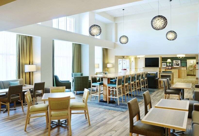 Отель Hampton Inn & Suites Saint John