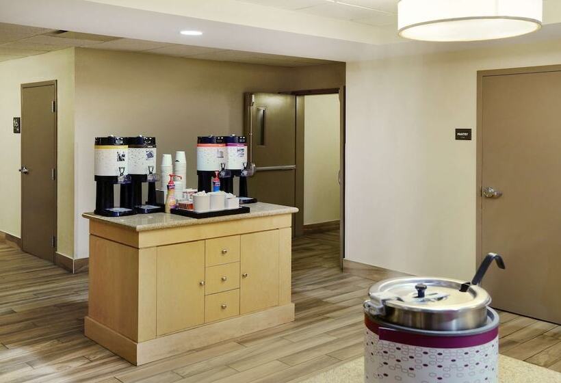 Отель Hampton Inn & Suites Saint John