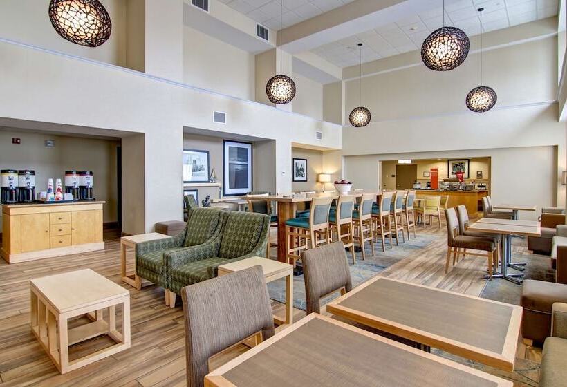 Отель Hampton Inn & Suites Saint John