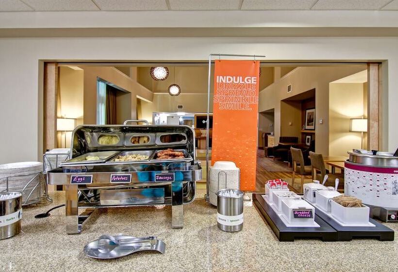 Отель Hampton Inn & Suites Saint John