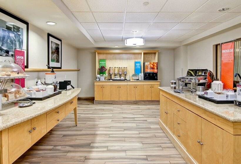 Отель Hampton Inn & Suites Saint John