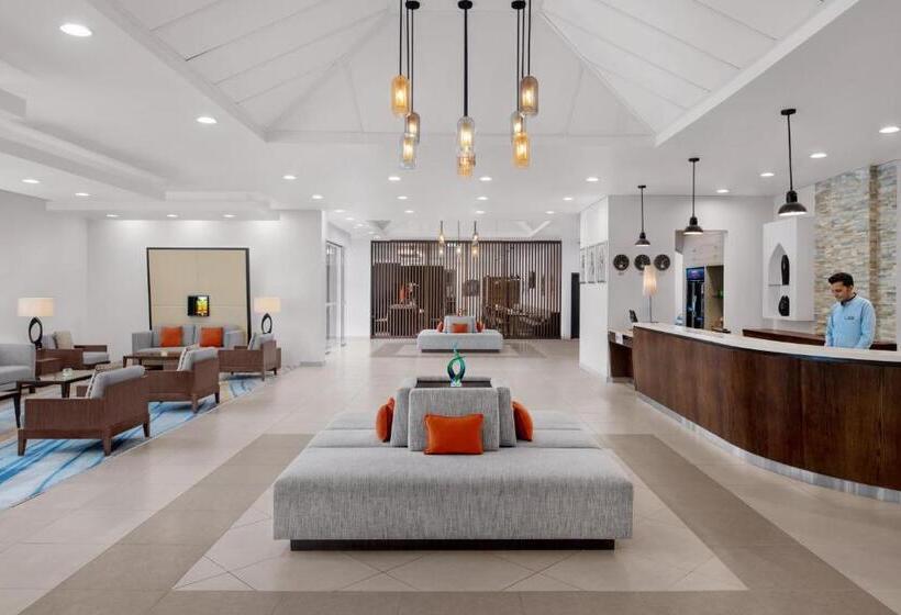 هتل Holiday Inn Express Dubai Safa Park, An Ihg