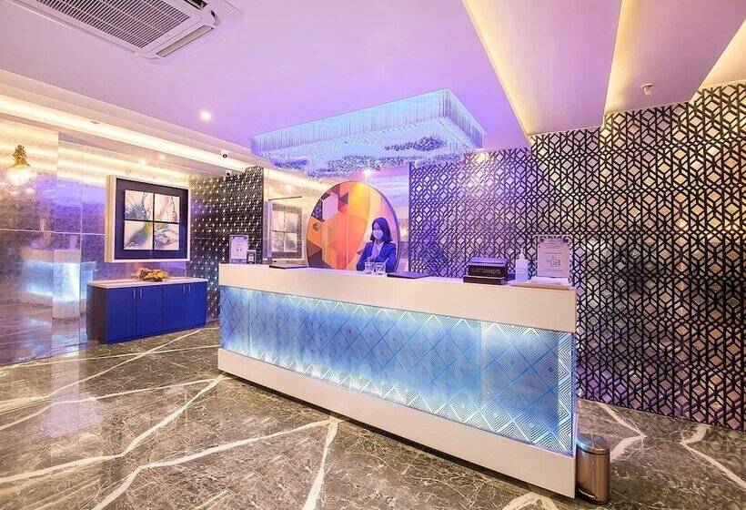 Отель Hrj Sarovar Portico Indore
