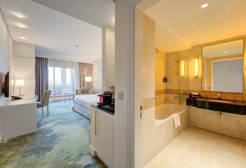 هتل Millennium Lakeview