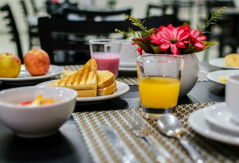 호텔 Nacional Inn Porto Alegre   Próximo Ao Araújo Vianna E Ao Complexo Hospitalar Santa Casa