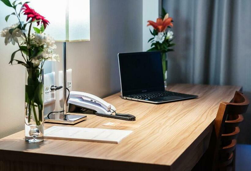 호텔 Nacional Inn Porto Alegre   Próximo Ao Araújo Vianna E Ao Complexo Hospitalar Santa Casa