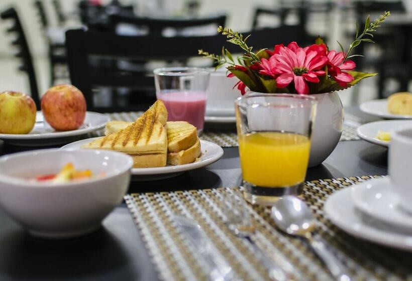 호텔 Nacional Inn Porto Alegre   Próximo Ao Araújo Vianna E Ao Complexo Hospitalar Santa Casa