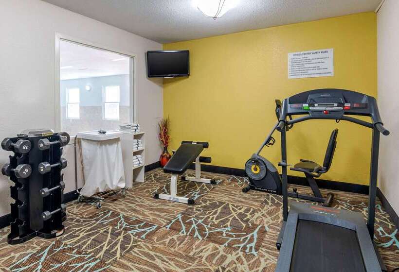 فندق Quality Suites Kansas City International Airport