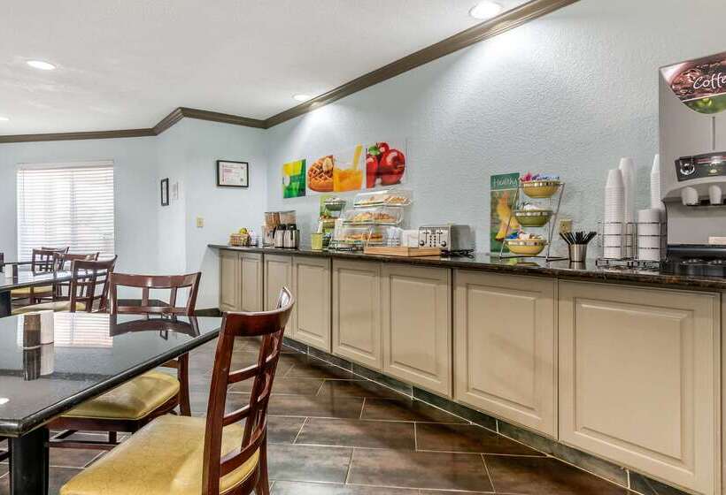 فندق Quality Suites Kansas City International Airport