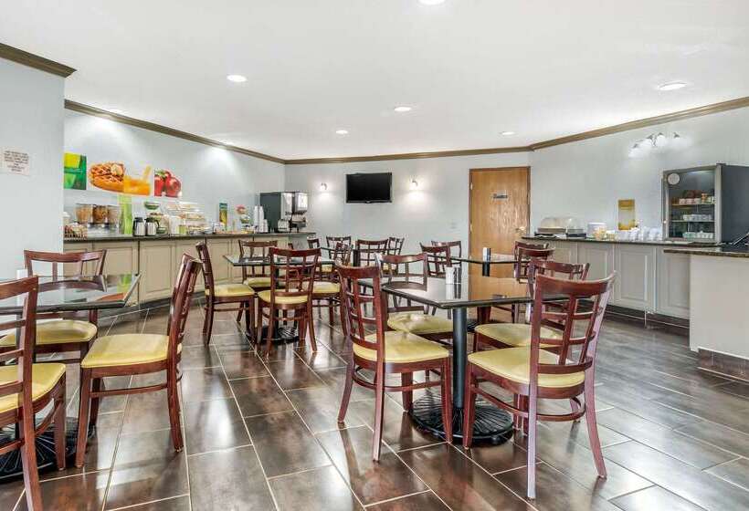 فندق Quality Suites Kansas City International Airport