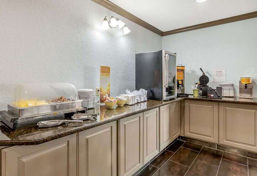 فندق Quality Suites Kansas City International Airport