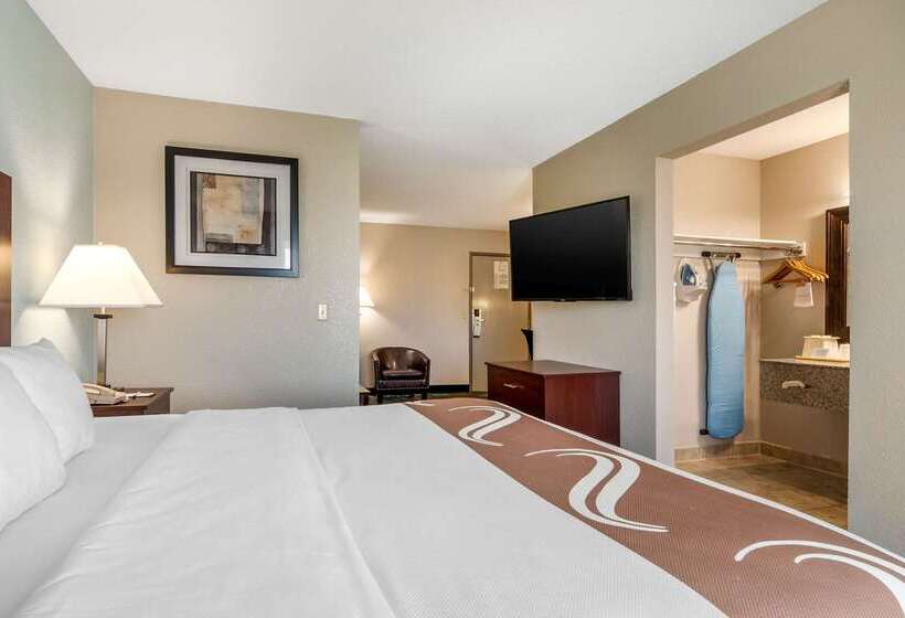 فندق Quality Suites Kansas City International Airport
