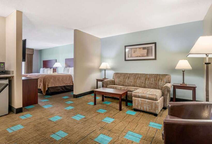 فندق Quality Suites Kansas City International Airport