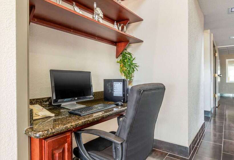 فندق Quality Suites Kansas City International Airport