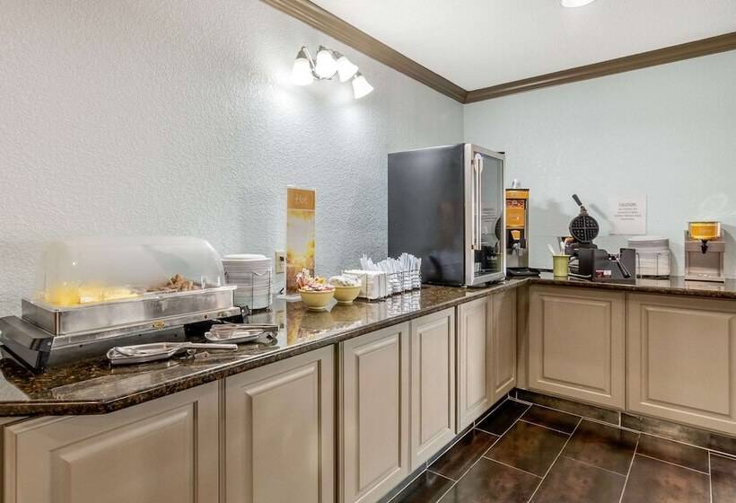 فندق Quality Suites Kansas City International Airport