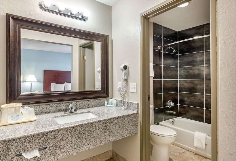 فندق Quality Suites Kansas City International Airport