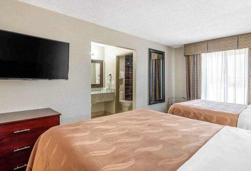 فندق Quality Suites Kansas City International Airport