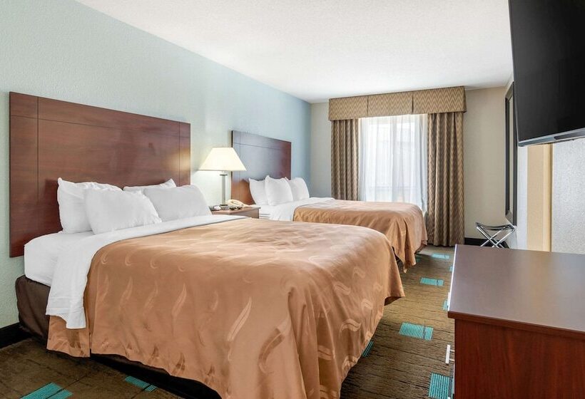 فندق Quality Suites Kansas City International Airport
