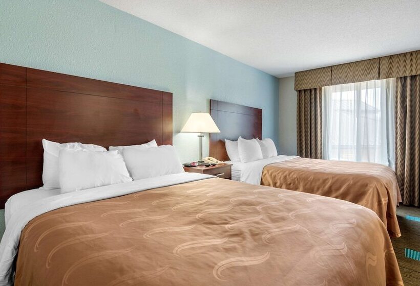 فندق Quality Suites Kansas City International Airport