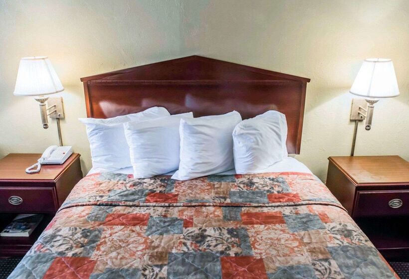 בית מלון כפרי Suburban Studios Tallahassee Near University