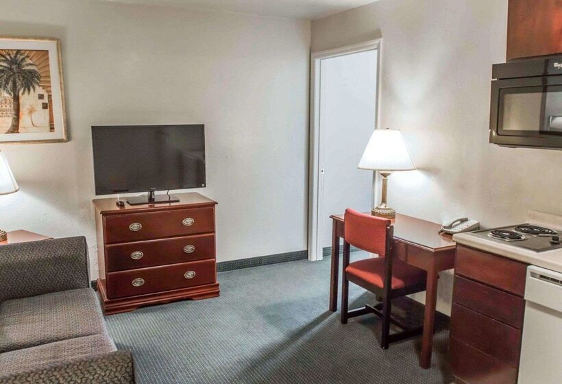 בית מלון כפרי Suburban Studios Tallahassee Near University