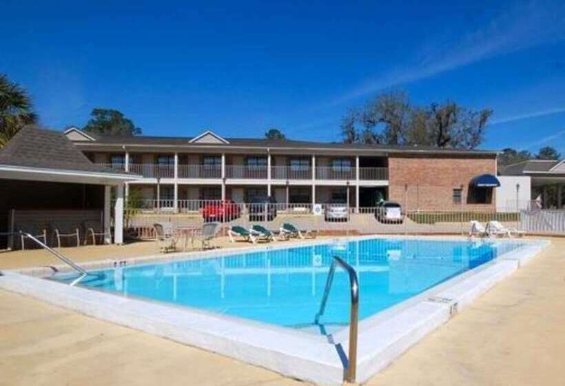 בית מלון כפרי Suburban Studios Tallahassee Near University