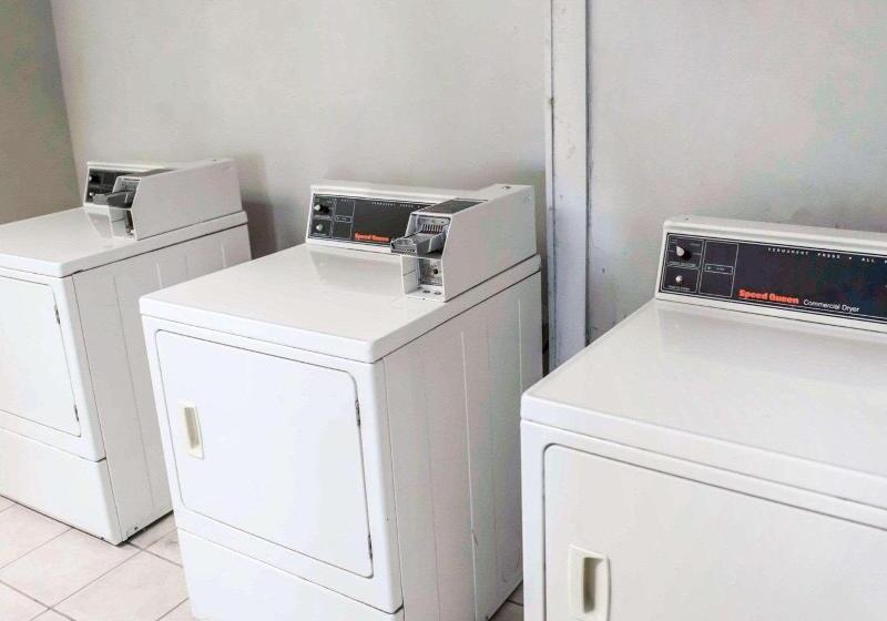 בית מלון כפרי Suburban Studios Tallahassee Near University