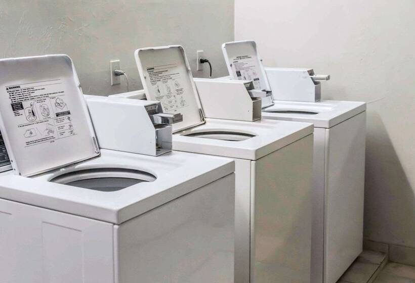 בית מלון כפרי Suburban Studios Tallahassee Near University