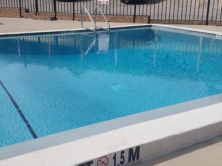 فندق Suburban Studios Tallahassee Near University