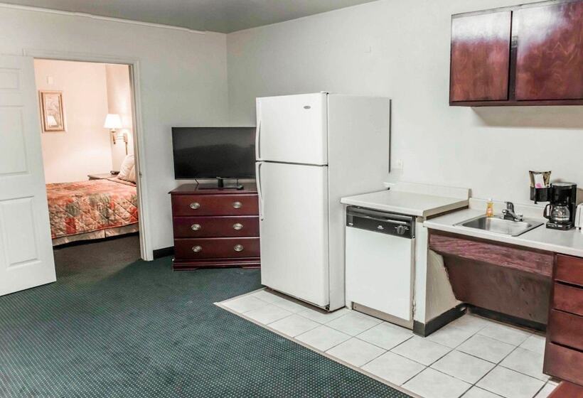 בית מלון כפרי Suburban Studios Tallahassee Near University