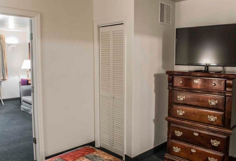 בית מלון כפרי Suburban Studios Tallahassee Near University