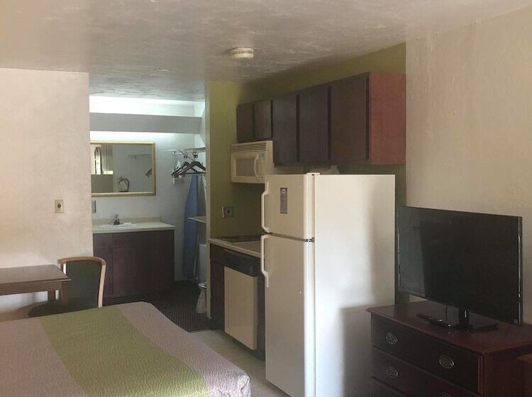 בית מלון כפרי Suburban Studios Tallahassee Near University