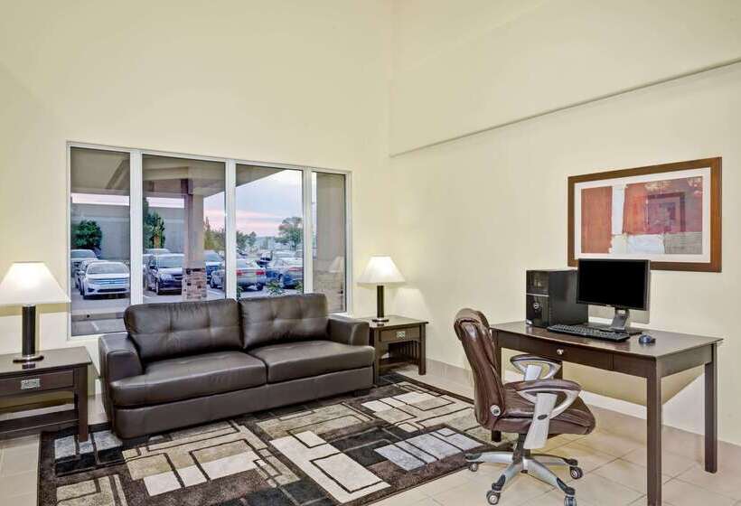 فندق Super 8 By Wyndham Barrie South