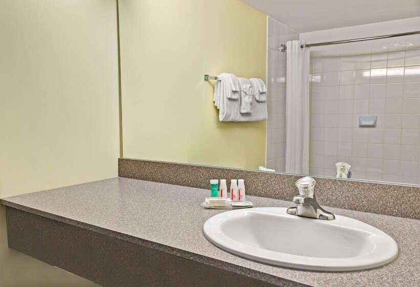 فندق Super 8 By Wyndham Barrie South