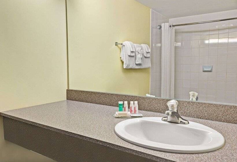 فندق Super 8 By Wyndham Barrie South