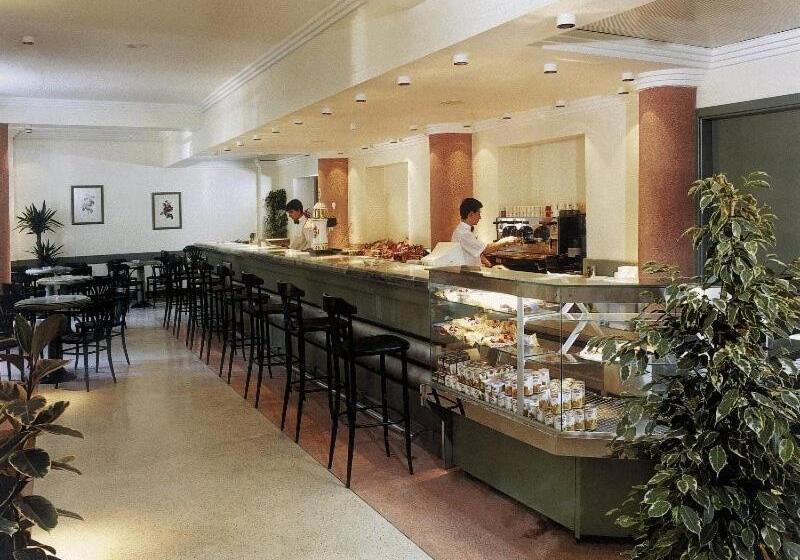 Отель Universal