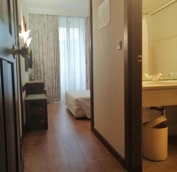 Отель Universal