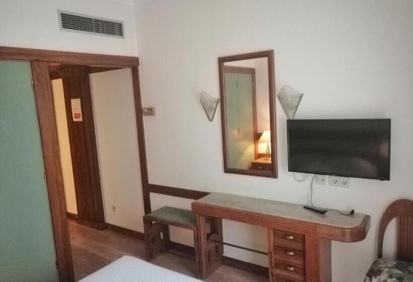 Отель Universal