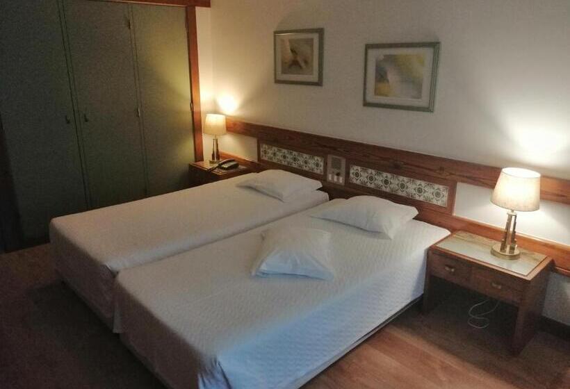 Отель Universal