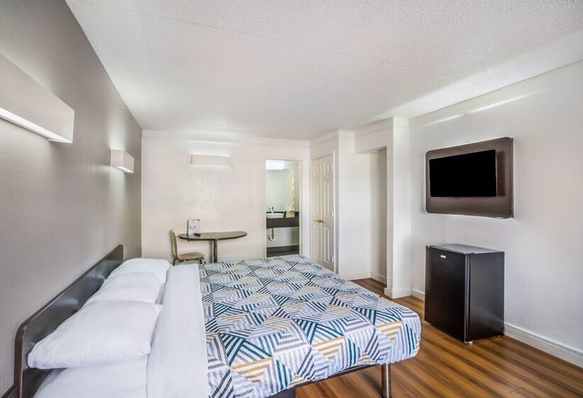 Motel 6dallas, Tx  Market Center