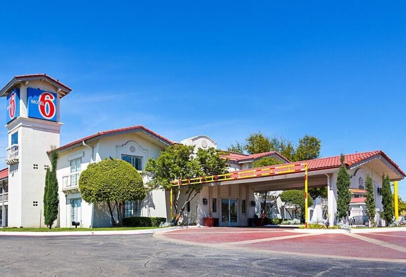 Motel 6dallas, Tx  Market Center