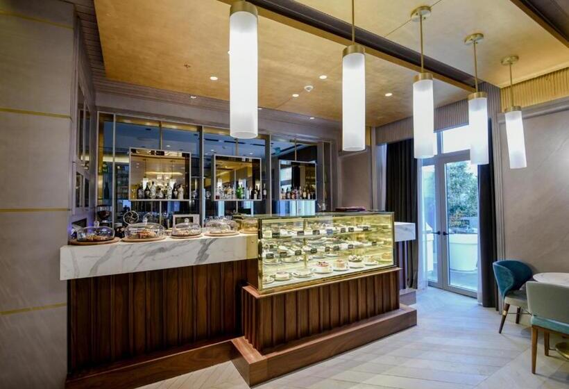 Rocks Hotel & Casino