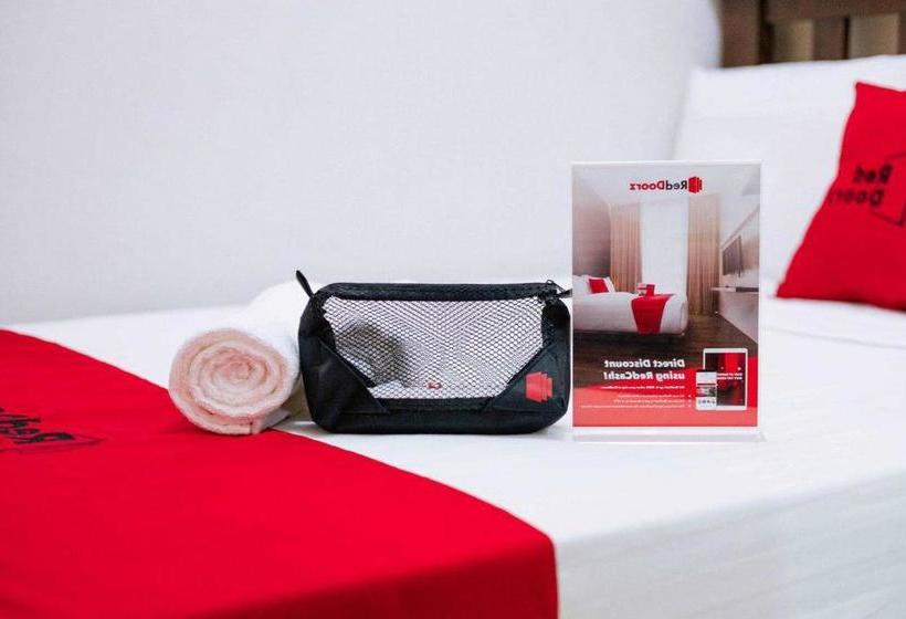 Отель Reddoorz Plus Near Deli Park Mall Medan
