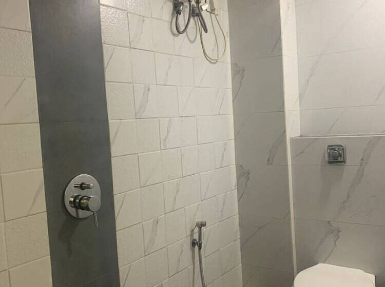 בית מלון כפרי Royal Residency   Chembur