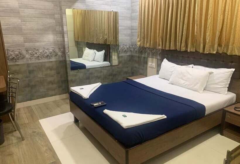 בית מלון כפרי Royal Residency   Chembur